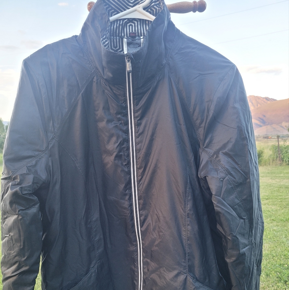 UnderArmor Women's Black Jacket with Geometric Interior, L, Excellent Condition